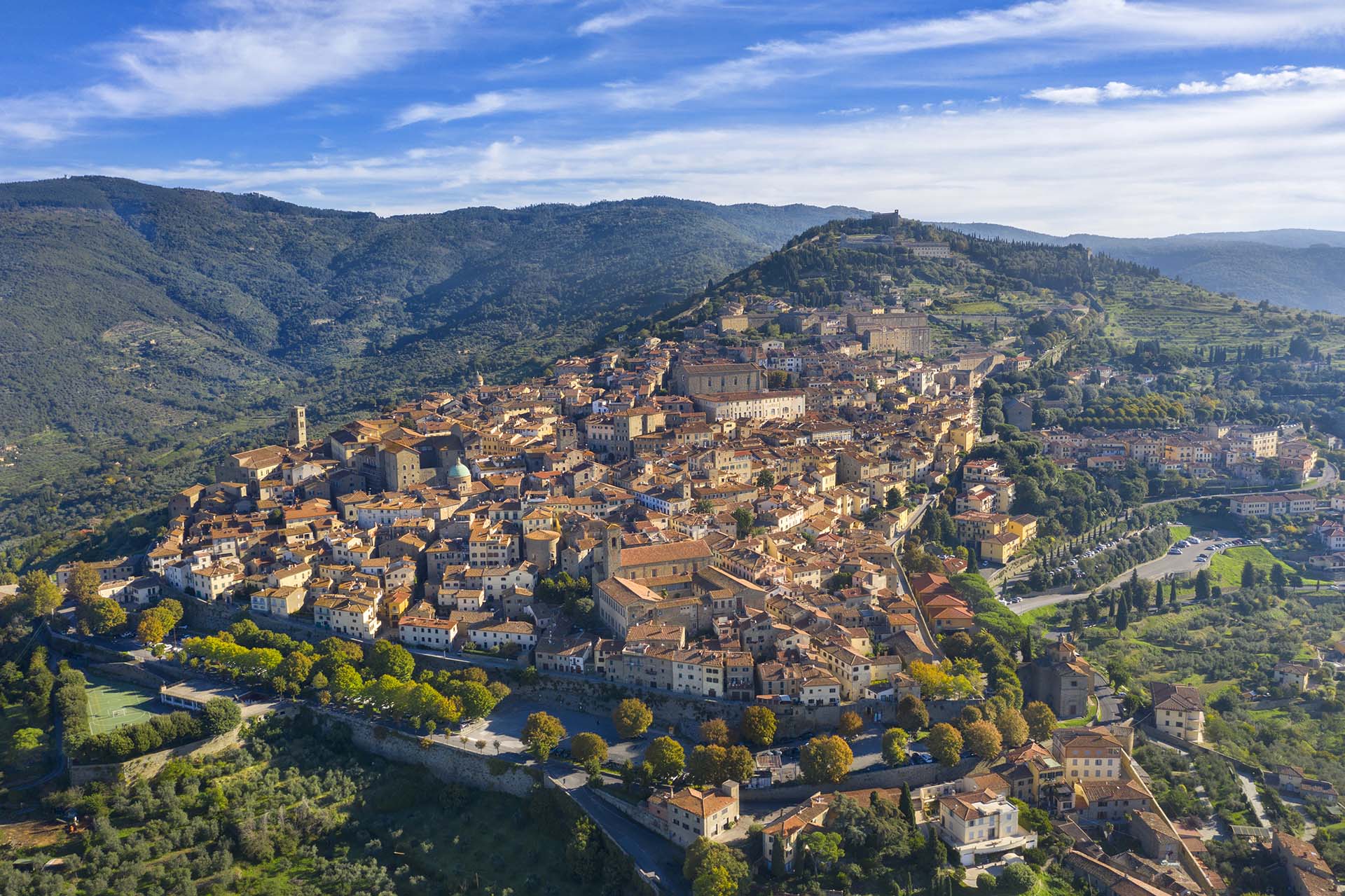 Cortona, la Gemma Etrusca: Tra Vicoli d’Arte, Panorami Infiniti e Sapori di Toscana.