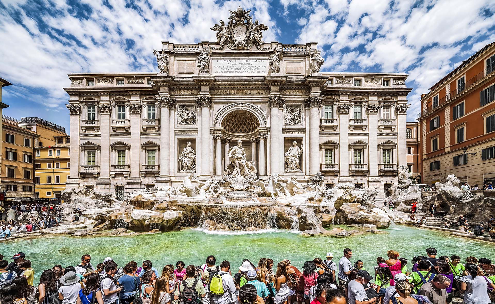 Un tuffo nella bellezza della meravigliosa Fontana di Trevi negli occhi del mondo