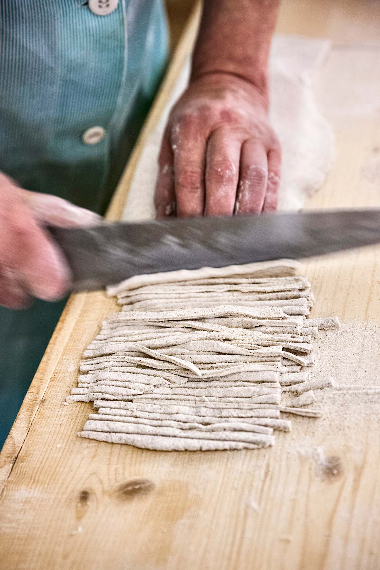 Preparazione dei tradizionali Pizzoccheri freschi valtellinesi.