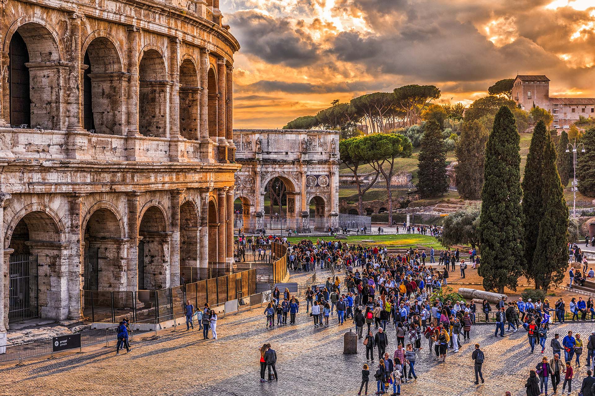 SIM-498491 - Fusione imperiale - Il Colosseo incontra l'arco di Costantino al tramonto