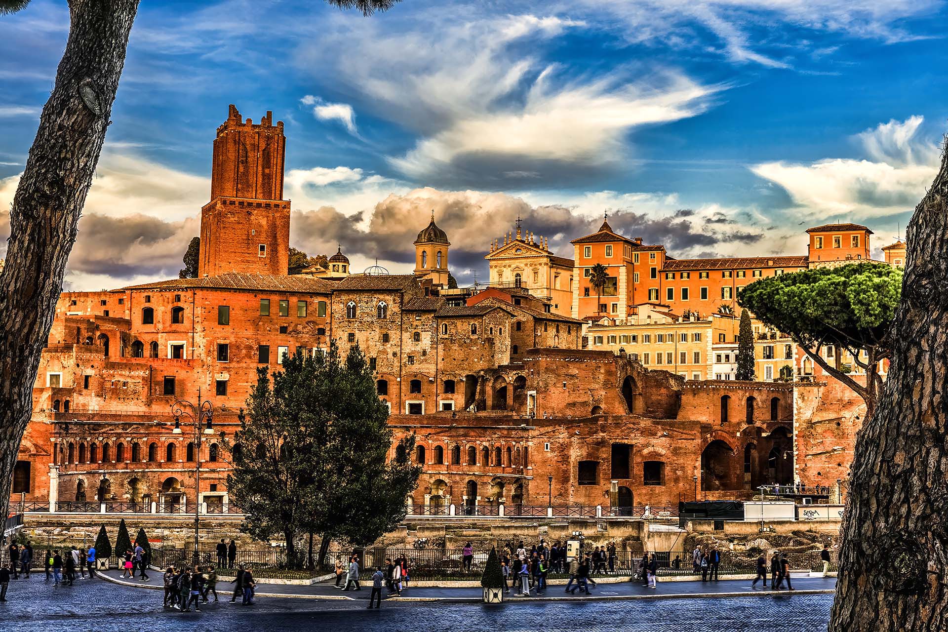 Roma Imperiale, la Maestosità dei Mercati di Traiano e la Torre delle Milizie lungo i Fori Imperiali