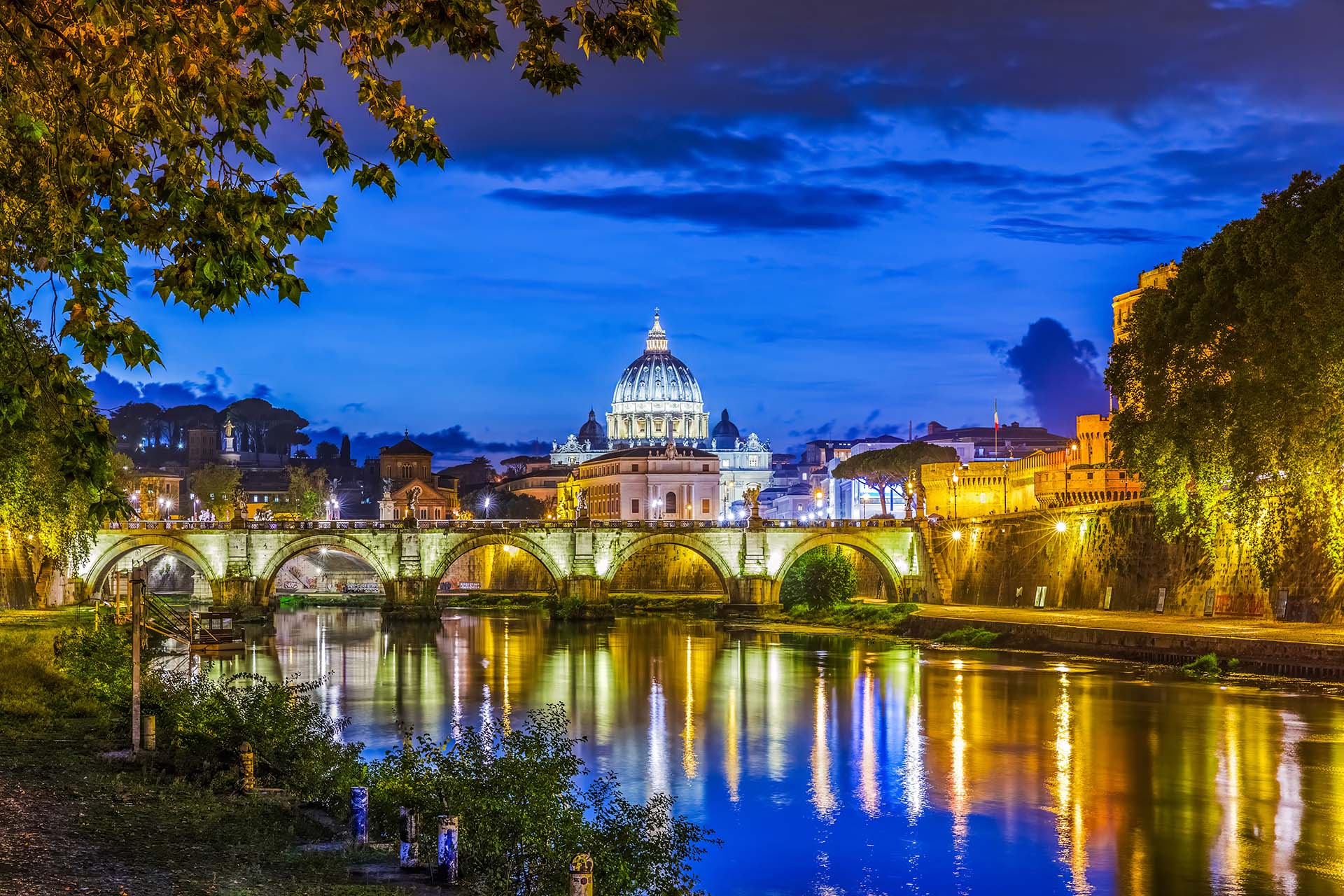 SIM-498508 - La Magia del Crepuscolo sul Tevere con Vista su Ponte Sant'Angelo e la Cupola di San Pietro