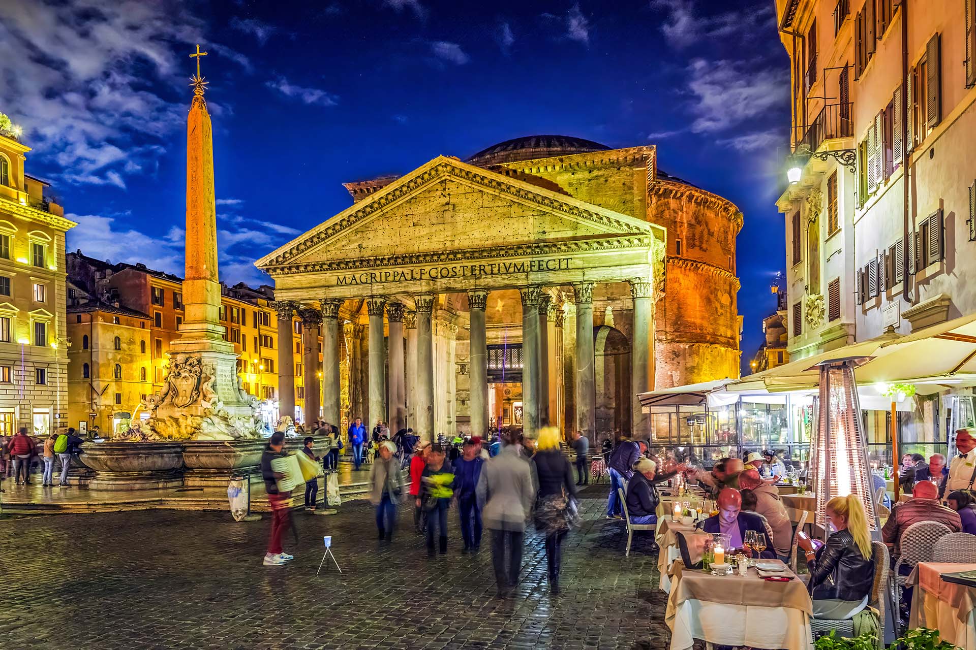 SIM-498509 - Notti romane, la movida di Piazza della Rotonda e il Pantheon illuminato