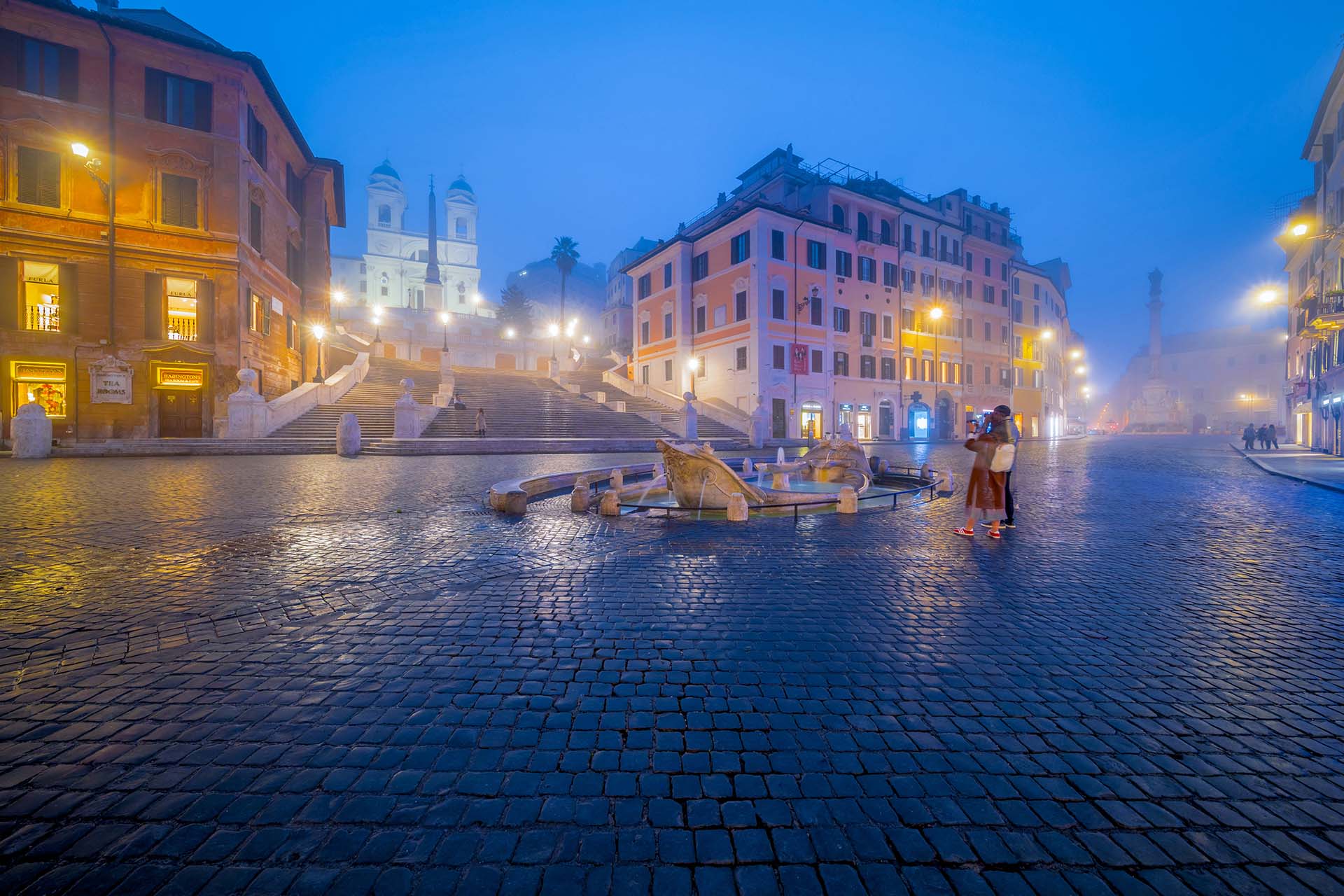 Piazza di Spagna e Trinità dei Monti abbracciate dalla nebbia mattutina romana, un’atmosfera unica