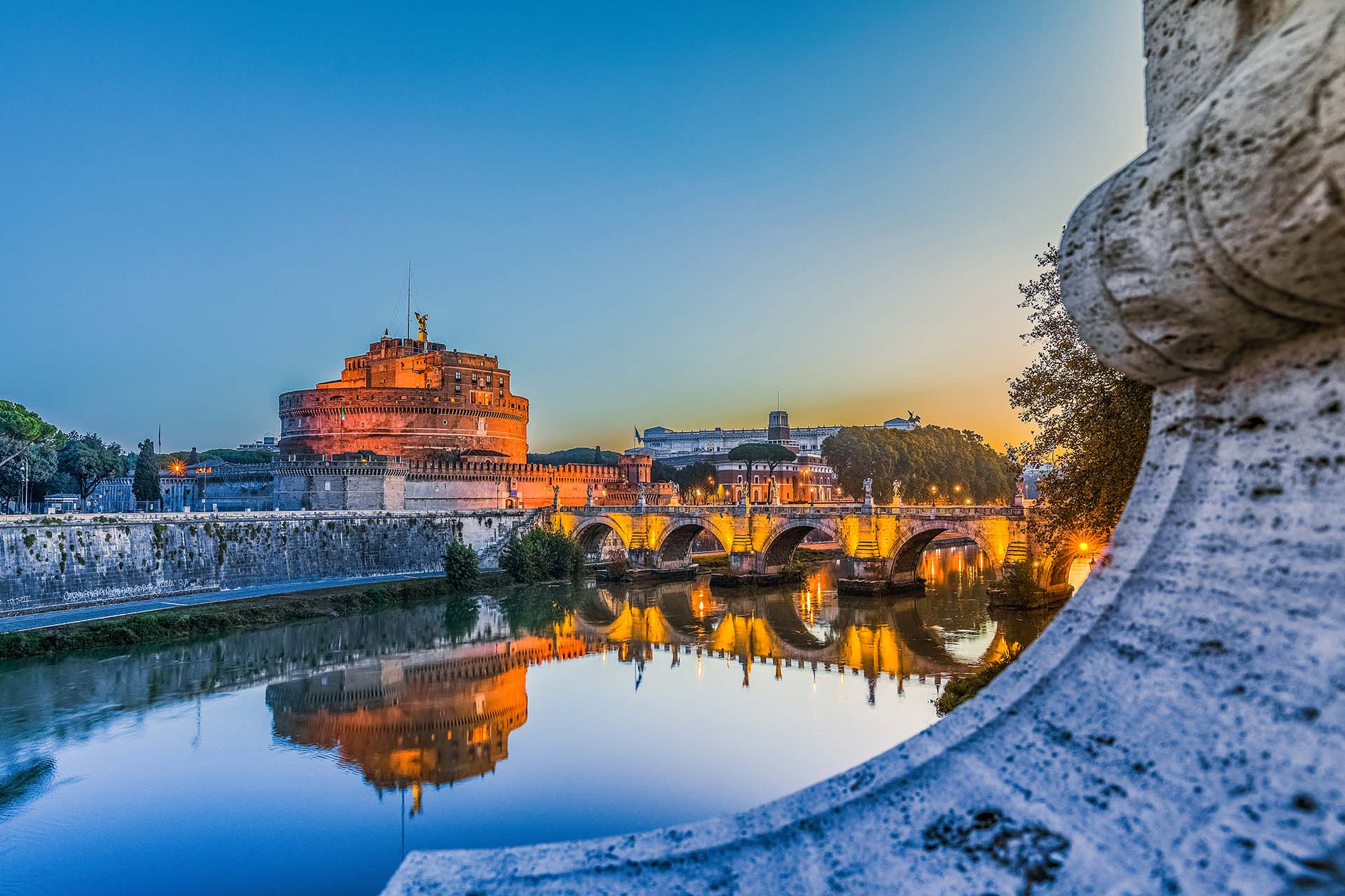 Castel Sant’Angelo e Ponte Sant’Angelo specchiati sul Tevere