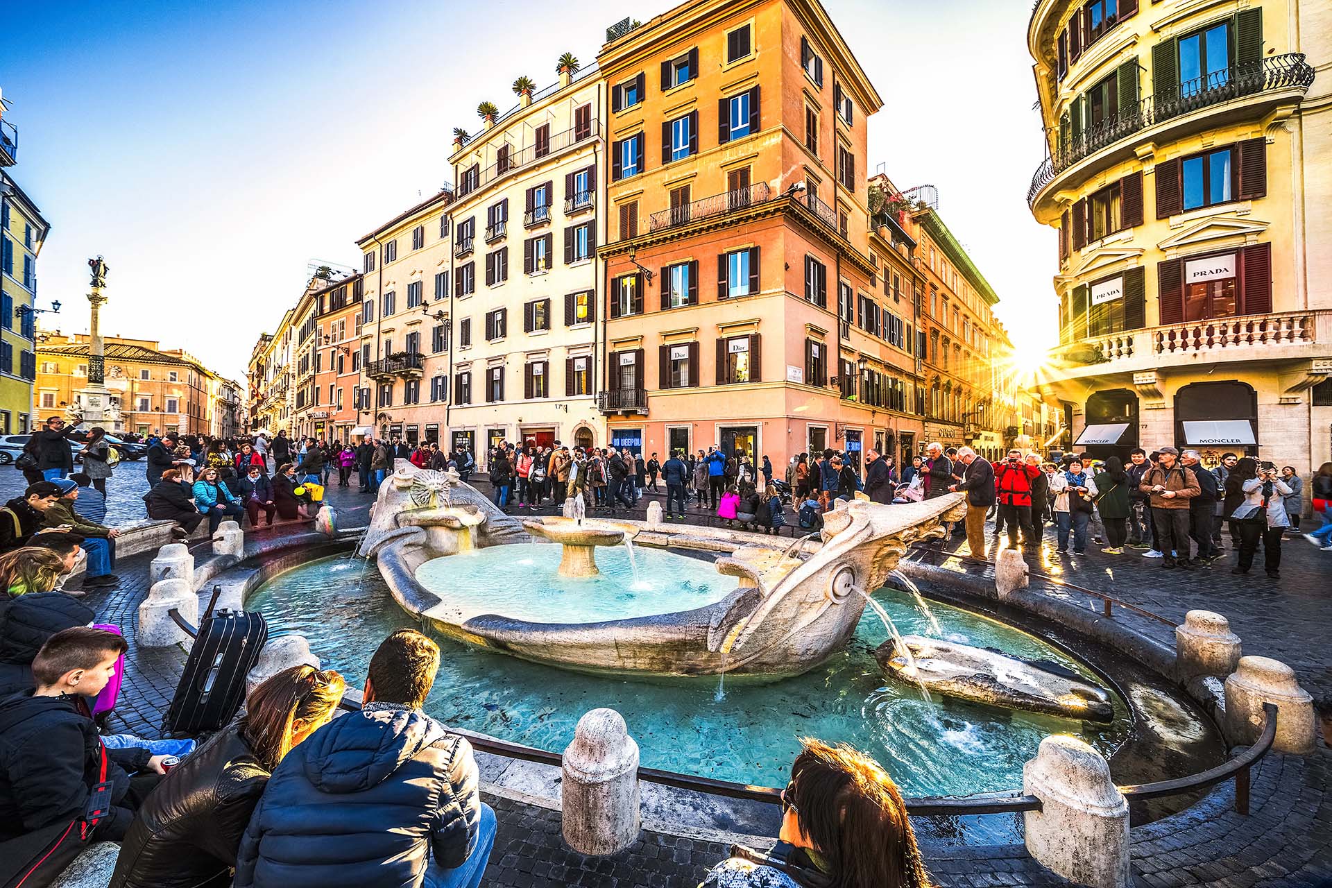 La Fontana della Barcaccia al tramonto, un capolavoro nel cuore di Piazza di Spagna