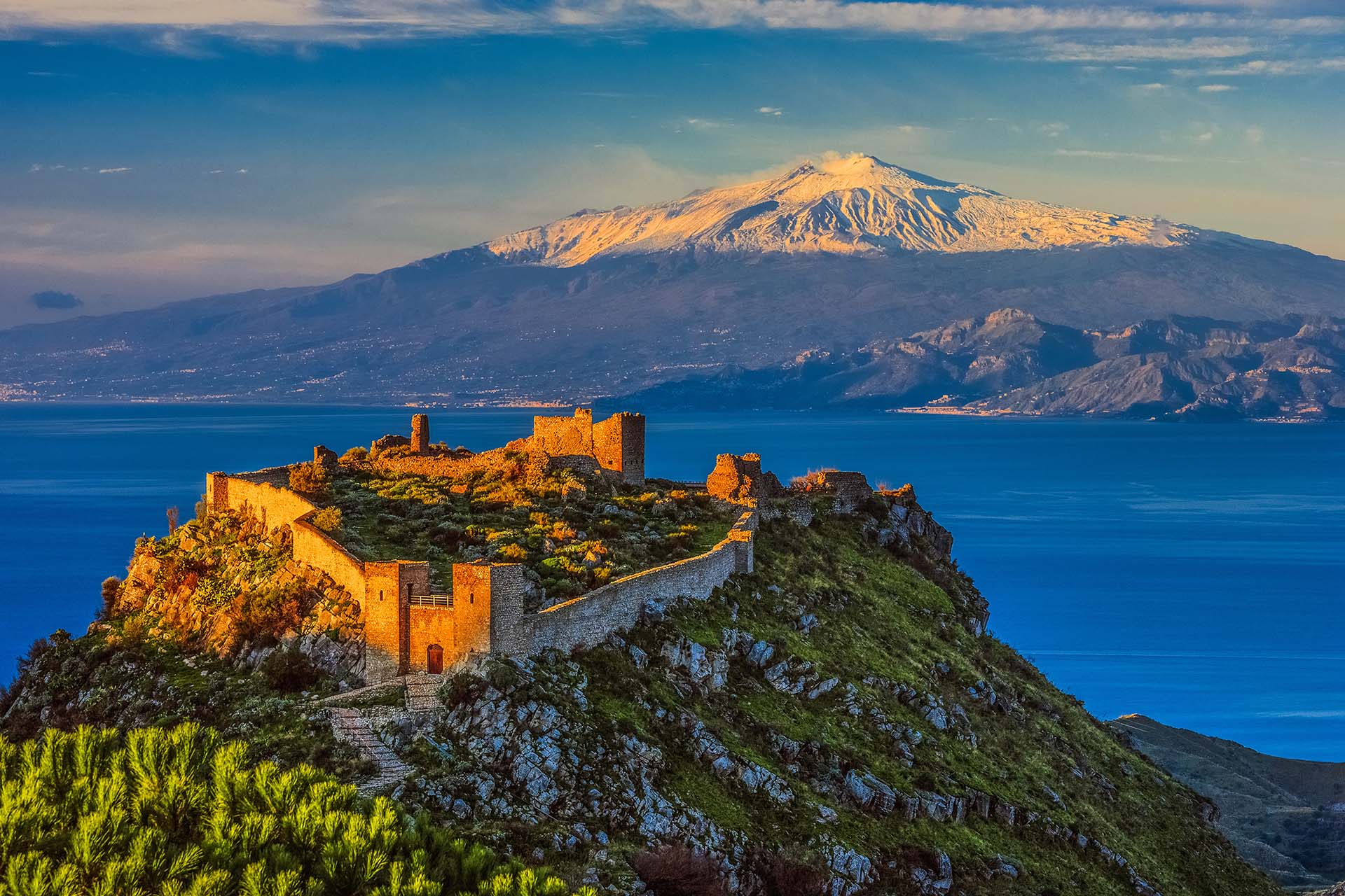 SIM-751814 - Dalla Calabria alla Sicilia - Il Castello di Sant'Aniceto con vista sull'Etna