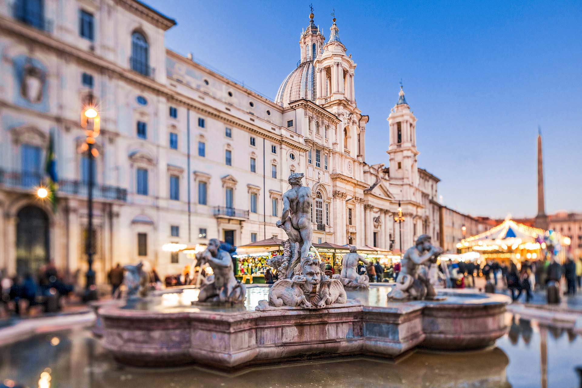 L’anima barocca della Fontana del Moro a Piazza Navona al crepuscolo