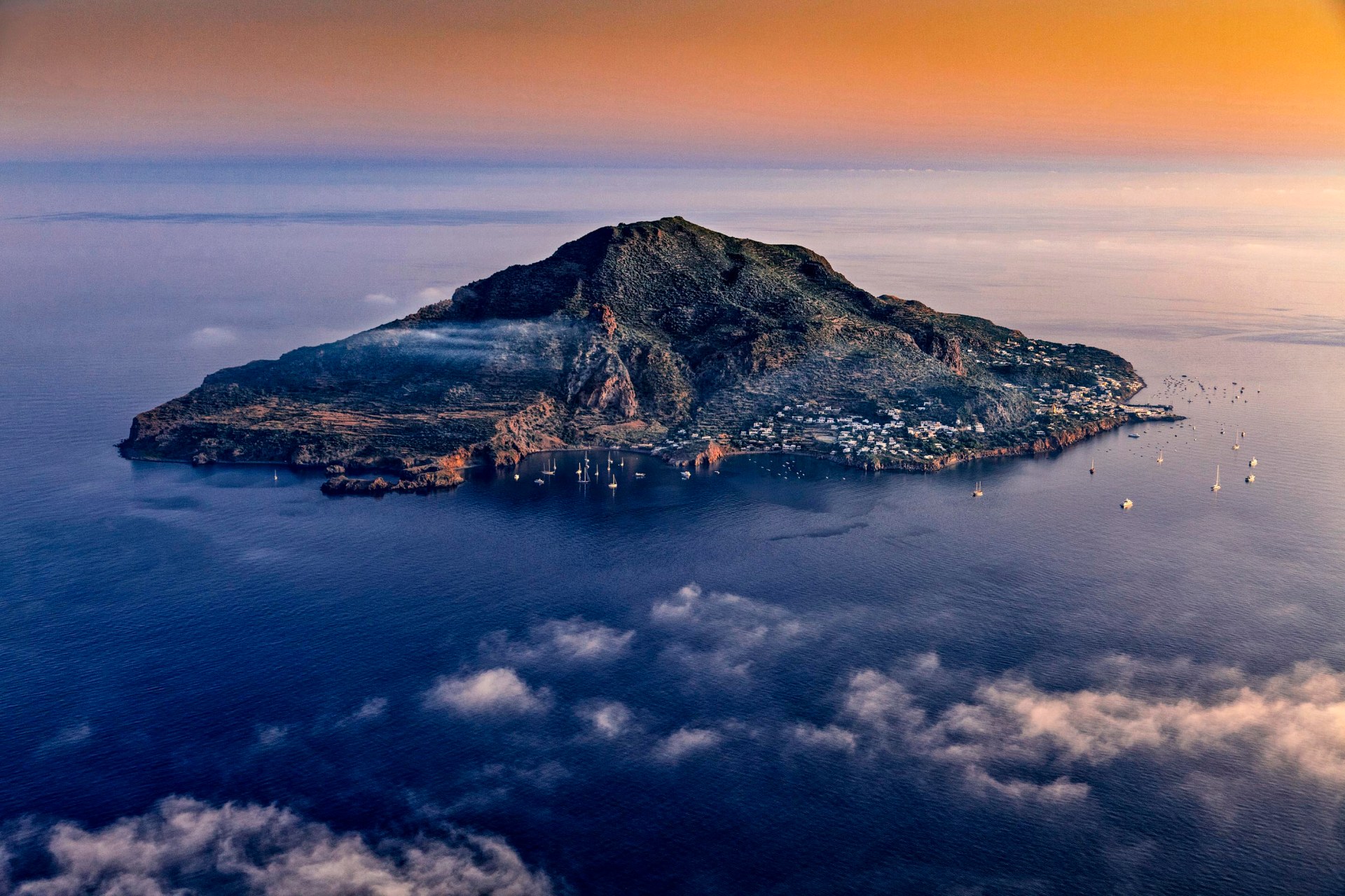 Veduta aerea dell'isola di Panarea, nelle Isole Eolie.