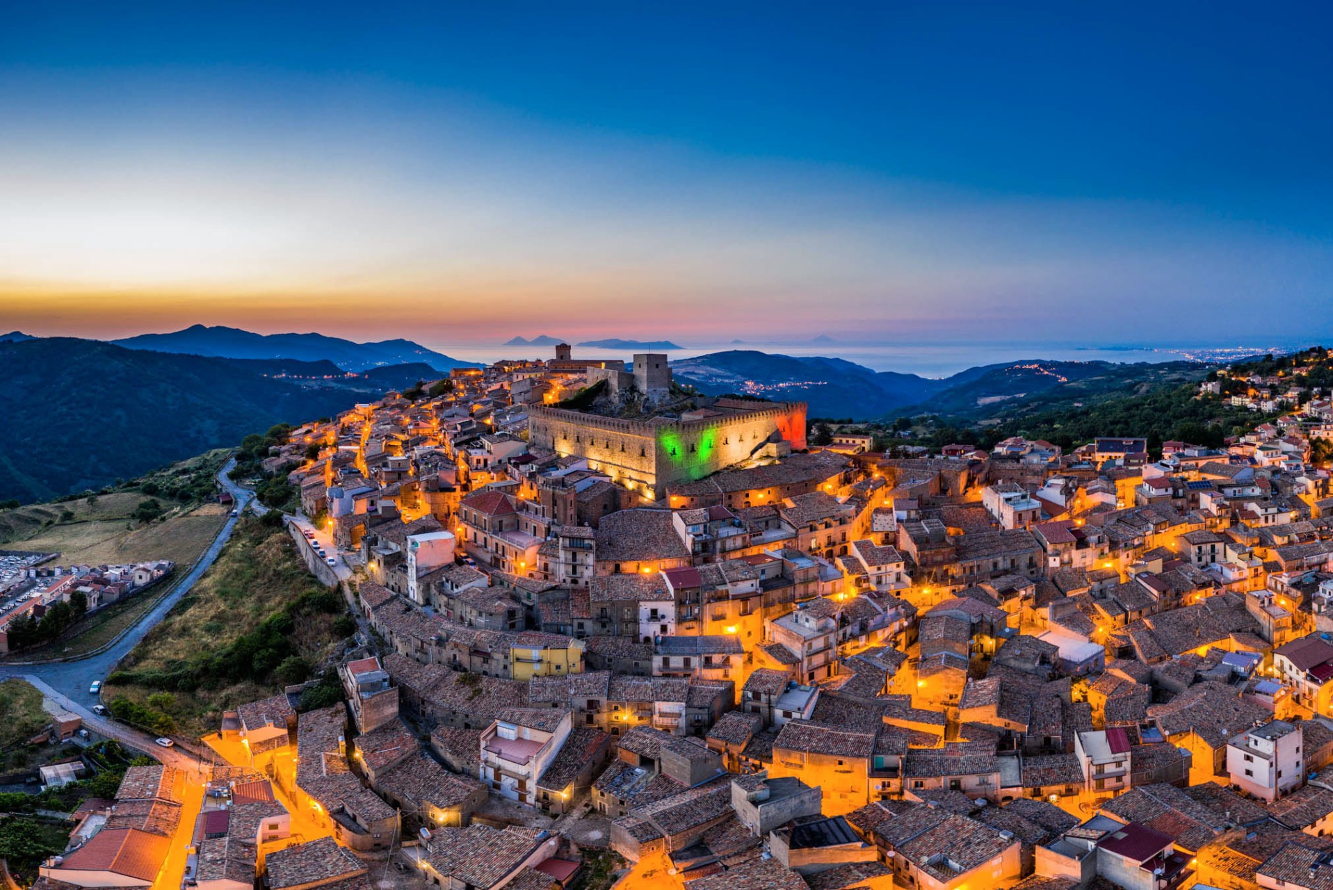 Montalbano Elicona al tramonto fotografia di Nino Bartuccio